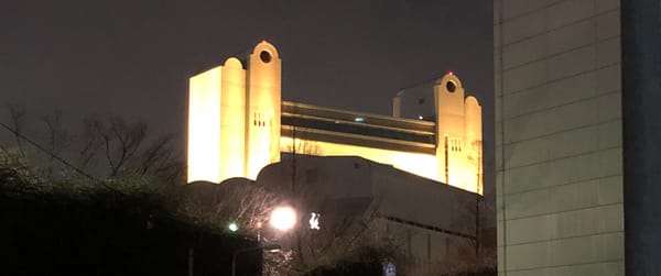 ライトアップされた名古屋国際展示場の一部